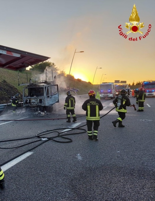 Autocarro prende fuoco, intervengono i pompieri