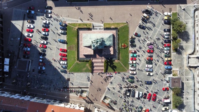 Più di cento veicoli d’epoca hanno sfilato in piazza Trento e Trieste