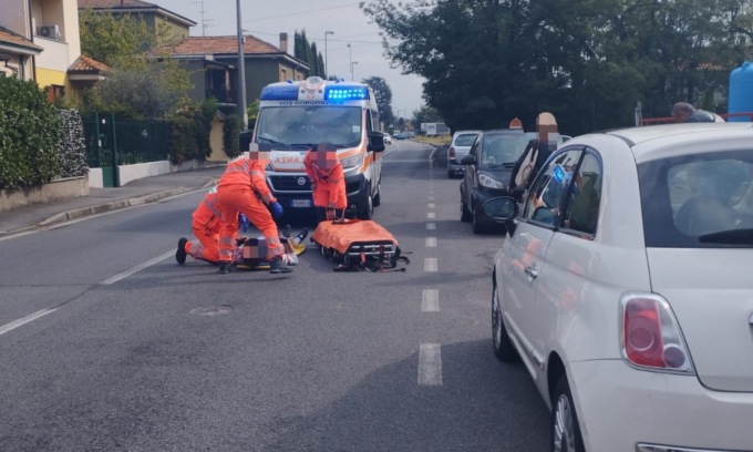 Apre la portiera e abbatte un ciclista che finisce in ospedale