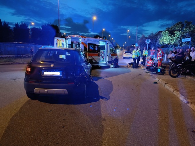 Incidente tra auto e moto, due 17enni finiscono in ospedale