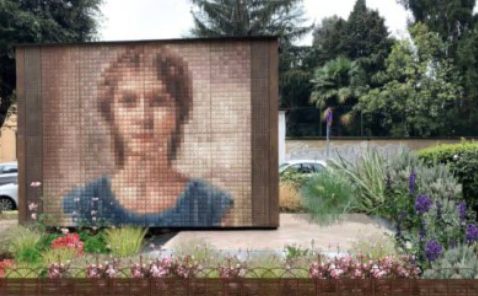 Sconfigge un tumore e ridà decoro al monumento per ricordare l’amica morta