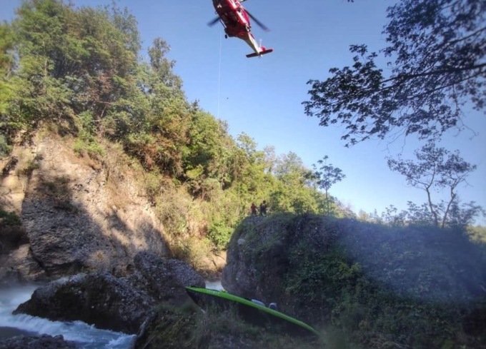 Resta incastrato con la canoa tra le rocce dell’Adda: i pompieri si calano dall’elicottero per salvarlo