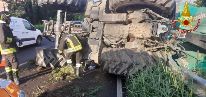 Si ribalta un trattore sulla Sp177: carico di cereali finisce in strada