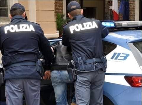 Prima ha dato di matto in discarica, poi ha preso a pugni i poliziotti