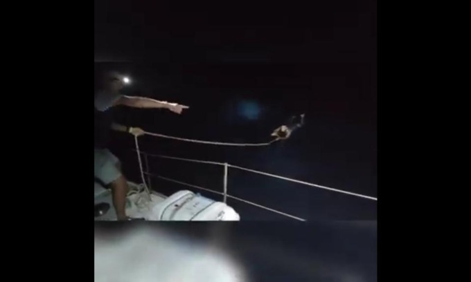 In vacanza in barca salva la vita a un profugo in mare
