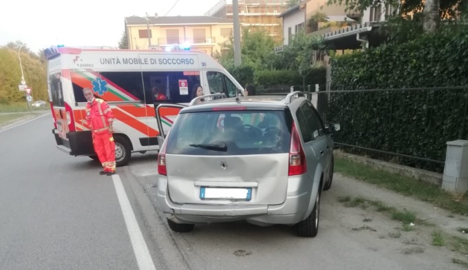 Tampona un’auto e scappa, rintracciato e denunciato per omissione di soccorso