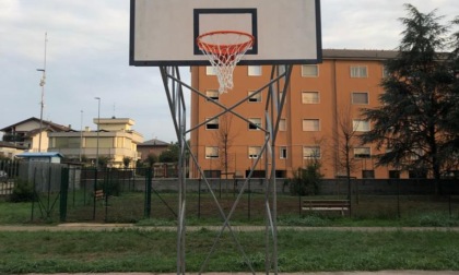 Nuovi canestri nel campo da basket di Velate