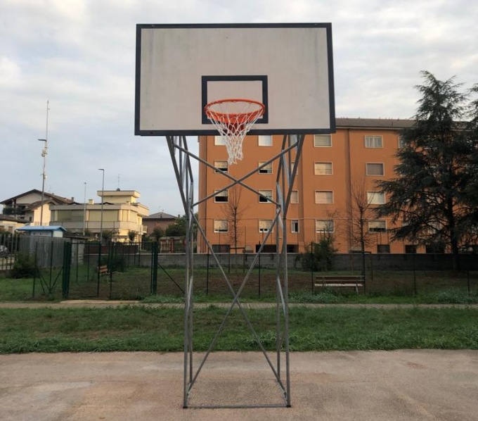 Nuovi canestri nel campo da basket di Velate