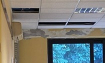 Muri scrostati, infiltrazioni, carta al posto delle tende: le scuole di Ornago cadono a pezzi