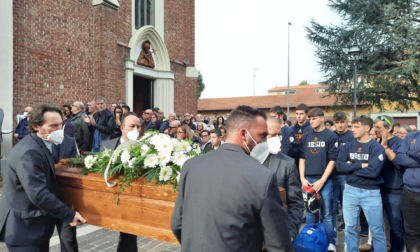 Chiesa  e sagrato gremiti per l'ultimo saluto a Mauro Picozzi