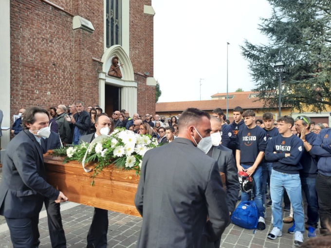Chiesa  e sagrato gremiti per l’ultimo saluto a Mauro Picozzi