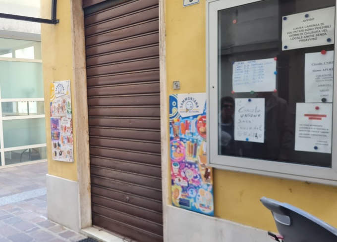 Furibonda lite tra anziani al bar della parrocchia: il don lo chiude per una settimana