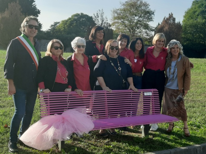 Inaugurata a Varedo la panchina rosa