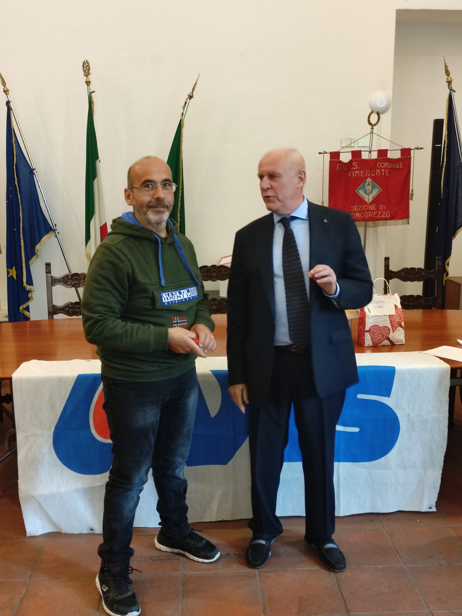 Concorezzo premiazioni donatori Avis  da destra Marco Gravellini e presidente Avis Vimercate Fausto Galbiati