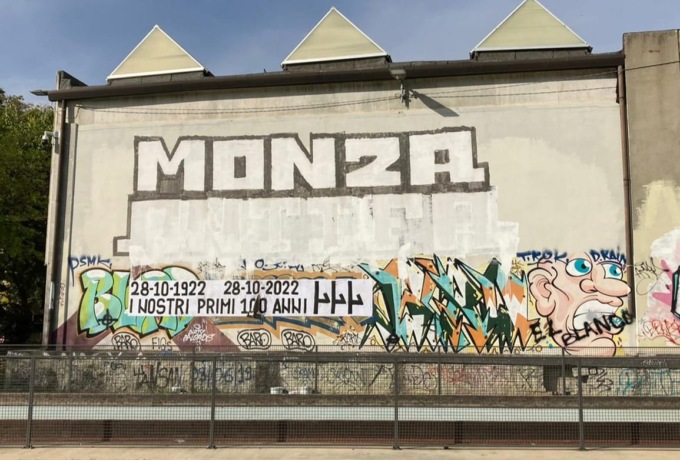 Compare scritta fascista, Lab Monza insorge