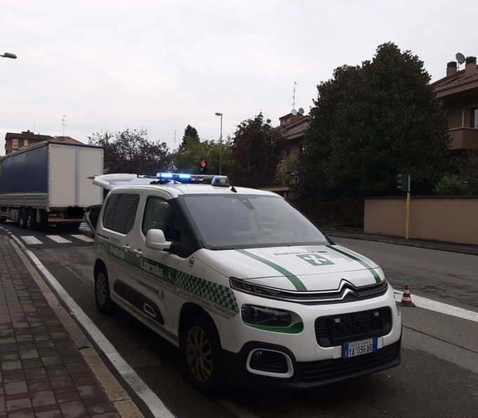 Ciclista investito finisce in ospedale
