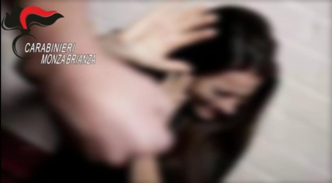 Minacciava la compagna di diffondere le foto intime alla famiglia