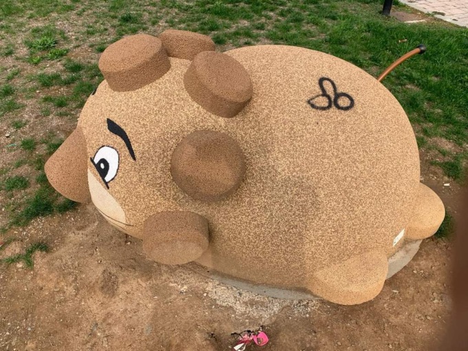 Vandali scatenati non risparmiano neppure il parco inclusivo: imbrattati i giochi con scritte e simboli osceni