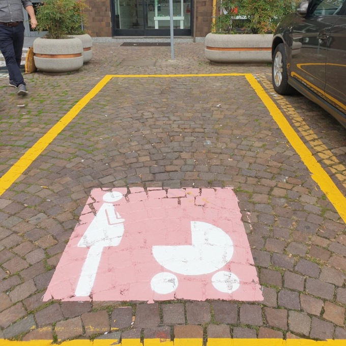 Parcheggi riservati alle donne incinte… con beffa