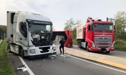Chiusa la Sp2  Monza Trezzo: un camion si è ribaltato