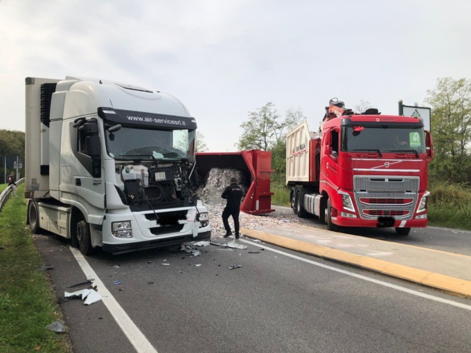Chiusa la Sp2  Monza Trezzo: un camion si è ribaltato