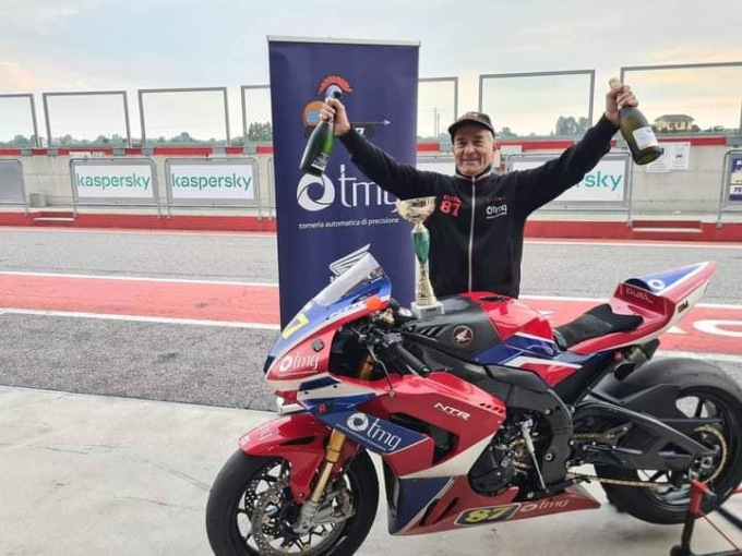 A 71 anni mette in fila tutti in moto, La Rocca trionfa sulla Honda