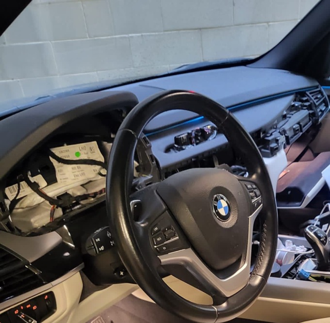 Bmw cannibalizzata nel parcheggio