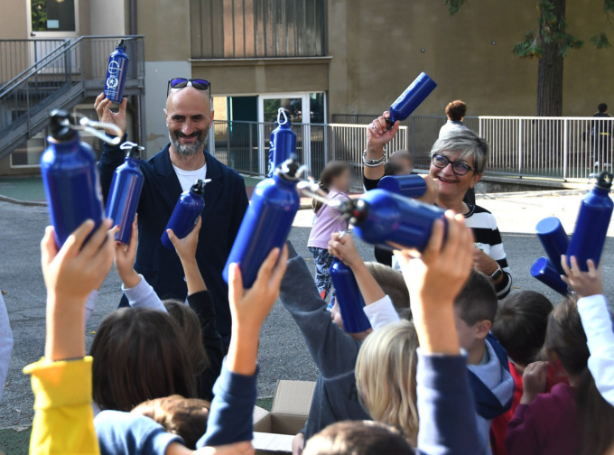 Gli studenti del vimercatese a scuola con la borraccia di BrianzAcque