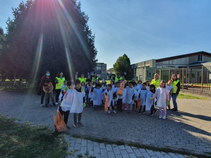 Studenti raccolgono rifiuti mentre camminano