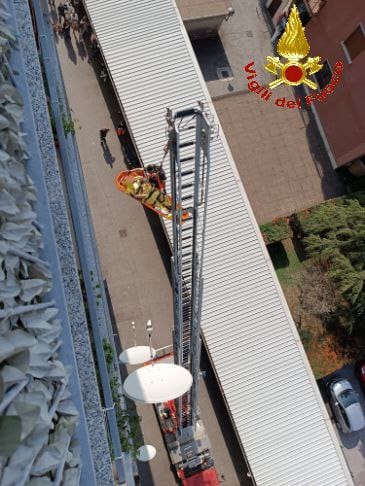 Salvata grazie all’autoscala dei Vigili del Fuoco