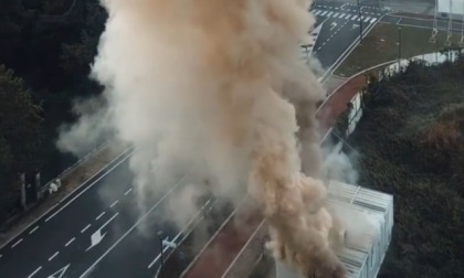 Fiamme e un'alta colonna di fumo ad Arcore