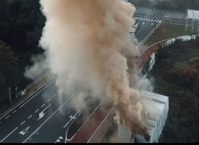 Fiamme e un’alta colonna di fumo ad Arcore