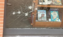 Danneggiata la vetrina della libreria di Desio