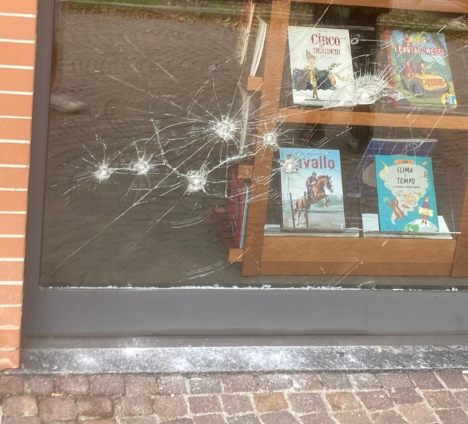 Danneggiata la vetrina della libreria di Desio