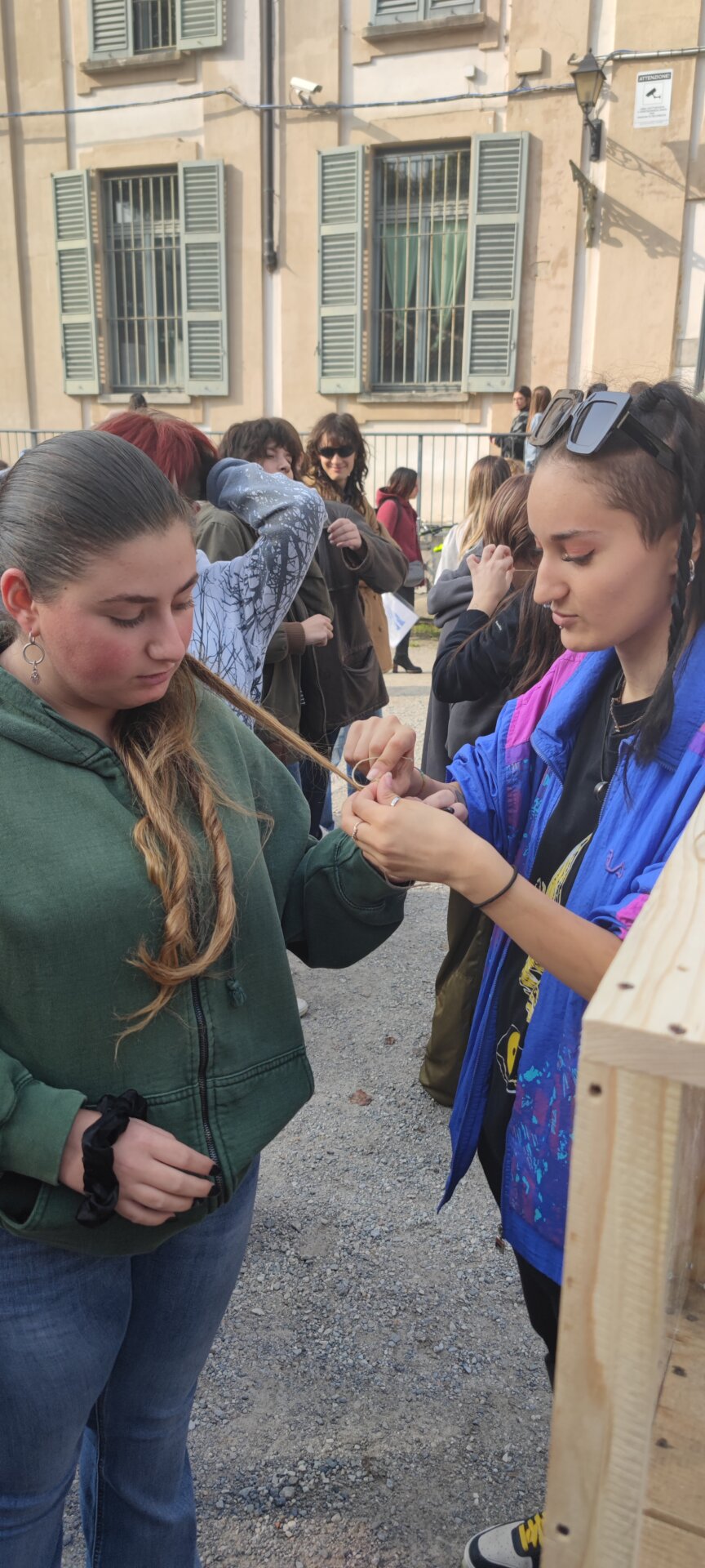 Le studentesse si fanno tagliare i capelli