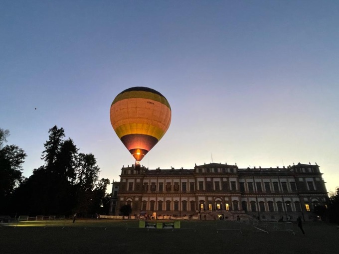 Si torna a volare sopra la Villa Reale: ecco come prenotare l’esperienza in mongolfiera