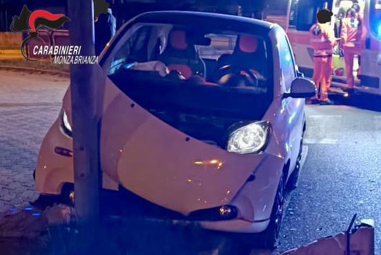 Ubriaca si schianta contro un palo, il marito si offre… per l’alcoltest