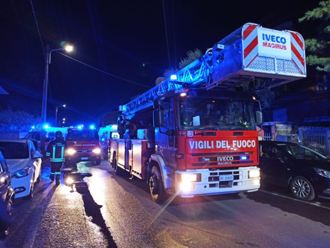 Incendio in un box: famiglie evacuate dai balconi