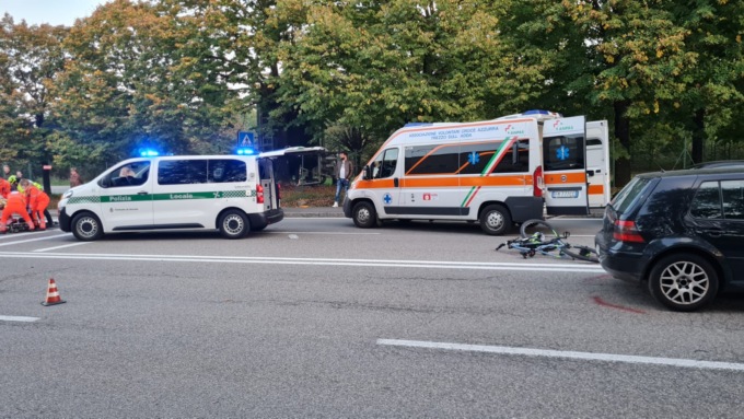 Ciclista travolto da un’auto, atterra l’elisoccorso