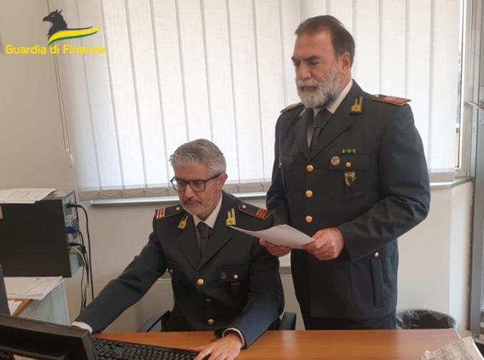 Insegnava con lauree false, condannata a risarcire più di 300mila euro