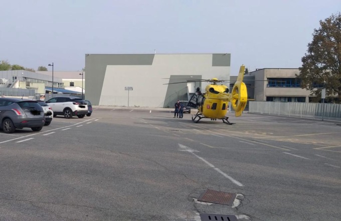 Elisoccorso a Trezzo per una donna che si è sentita male in piscina
