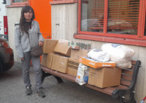 Aiuta la sua Ucraina inviando pacchi a decine di famiglie sotto le bombe