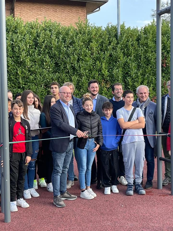 Cesano Maderno spazio inclusivo area fitness parco di via lazzati taglio del nastro con il sindaco Gianpiero Bocca