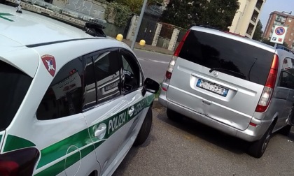 Ubriachi su un'auto parcheggiata: la Polizia Locale ferma il veicolo