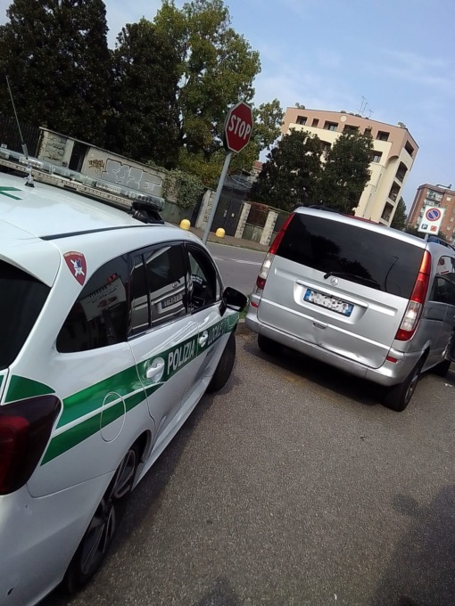 Ubriachi su un’auto parcheggiata: la Polizia Locale ferma il veicolo