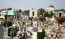 Malore al cimitero di Veduggio, l'anziana non ce l'ha fatta