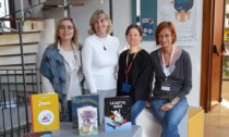 Scrittrice vince un premio e dona dei libri alla biblioteca