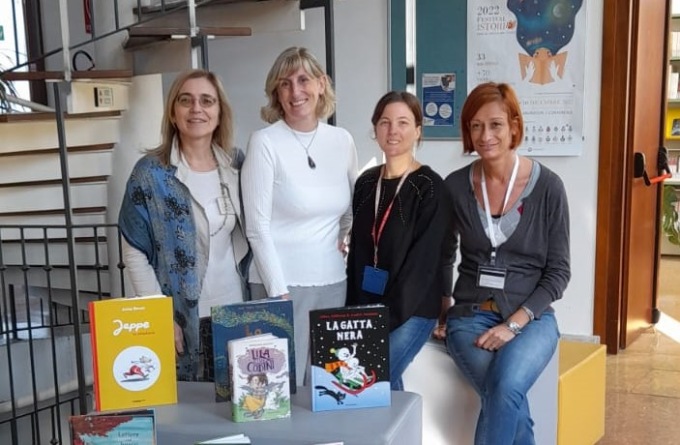 Scrittrice vince un premio e dona dei libri alla biblioteca