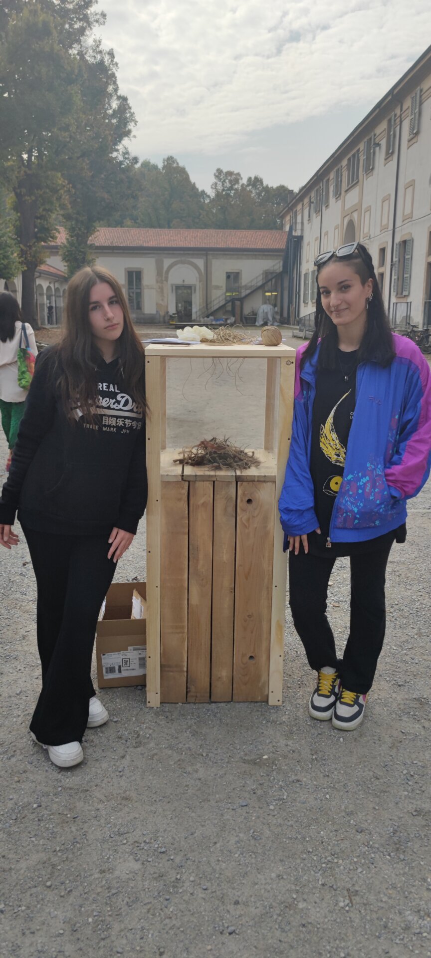 Le studentesse davanti a una delle teche con le ciocche raccolte