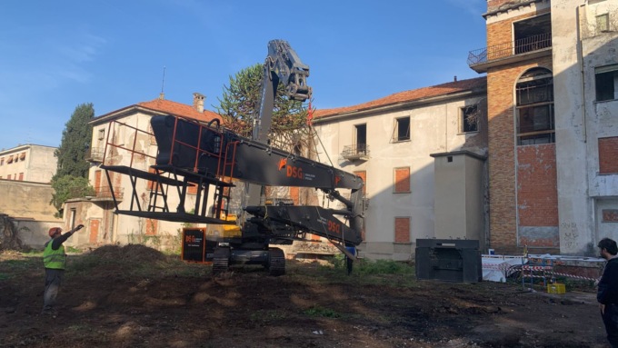Primo colpo di piccone all’ex clinica Santa Maria